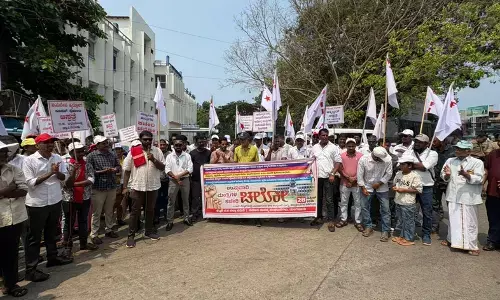 Mangaluru | ದ.ಕ.ಜಿಲ್ಲಾ ಉಸ್ತುವಾರಿ ಕಚೇರಿ ಚಲೋ; ಡಿವೈಎಫ್ಐ ಕಾರ್ಯಕರ್ತರನ್ನು ವಶಕ್ಕೆ ಪಡೆದ ಪೊಲೀಸರು