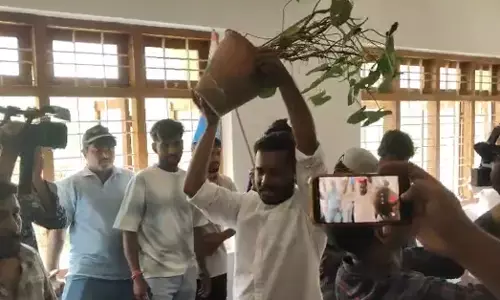 Shivamogga | ಕುವೆಂಪು ವಿವಿ ಕುಲಪತಿಗಳ ವಿರುದ್ದ ವಿದ್ಯಾರ್ಥಿಗಳ ಆಕ್ರೋಶ; ವಿಸಿ ಕಚೇರಿ ಬೋರ್ಡ್‌ಗೆ ಮಸಿ ಬಳಿದು ಪ್ರತಿಭಟನೆ