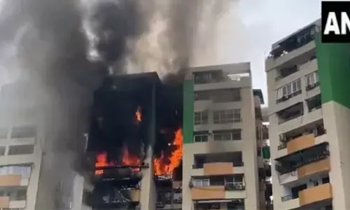 Ghaziabad | ಅಪಾರ್ಟ್ ಮೆಂಟ್ ನಲ್ಲಿ ಭಾರೀ ಅಗ್ನಿ ಅವಘಡ