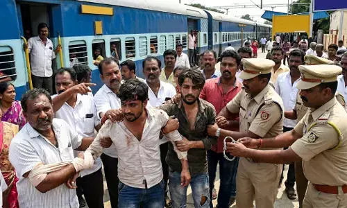 Mandya | ರೈಲಿನಲ್ಲಿ ಸೀಟಿಗಾಗಿ ಜಗಳ: ಇಬ್ಬರಿಗೆ ಚಾಕು ಇರಿತ; ಪರಾರಿಯಾಗಲು ಯತ್ನಿಸಿದವರನ್ನು ಥಳಿಸಿ ಪೊಲೀಸರಿಗೆ ಒಪ್ಪಿಸಿದ ಸಾರ್ವಜನಿಕರು
