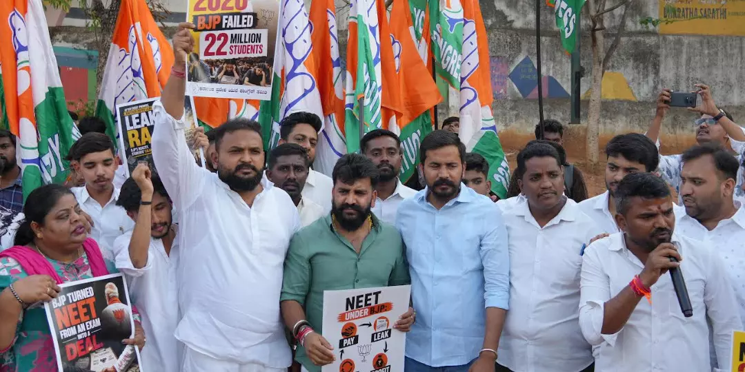 Bengaluru | ನೀಟ್ ಪ್ರಶ್ನೆ ಪತ್ರಿಕೆ ಸೋರಿಕೆ ಖಂಡಿಸಿ ಯುವ ಕಾಂಗ್ರೆಸ್ ಪ್ರತಿಭಟನೆ Bengaluru | ನೀಟ್ ಪ್ರಶ್ನೆ ಪತ್ರಿಕೆ ಸೋರಿಕೆ ಖಂಡಿಸಿ ಯುವ ಕಾಂಗ್ರೆಸ್ ಪ್ರತಿಭಟನೆ