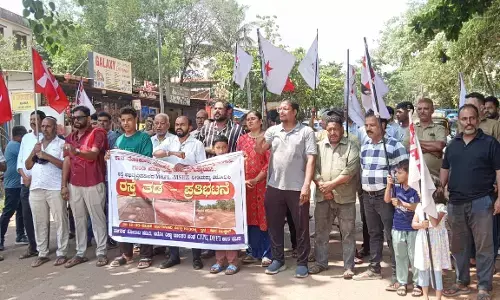 ರಸ್ತೆ ದುರಸ್ತಿಗೆ ಒತ್ತಾಯ: ಕಾನ ಜಂಕ್ಷನ್ ನಲ್ಲಿ ಪ್ರತಿಭಟನೆ