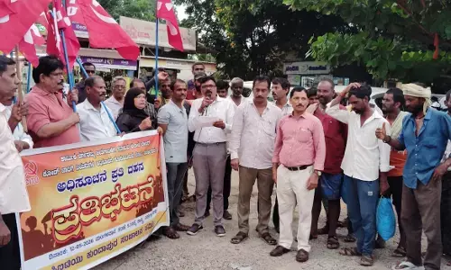 ಶ್ರಮ ಸಂಹಿತೆ ಅಧಿಸೂಚನೆ ಪ್ರತಿ ದಹಿಸಿ ಕಾರ್ಮಿಕರಿಂದ ಪ್ರತಿಭಟನೆ