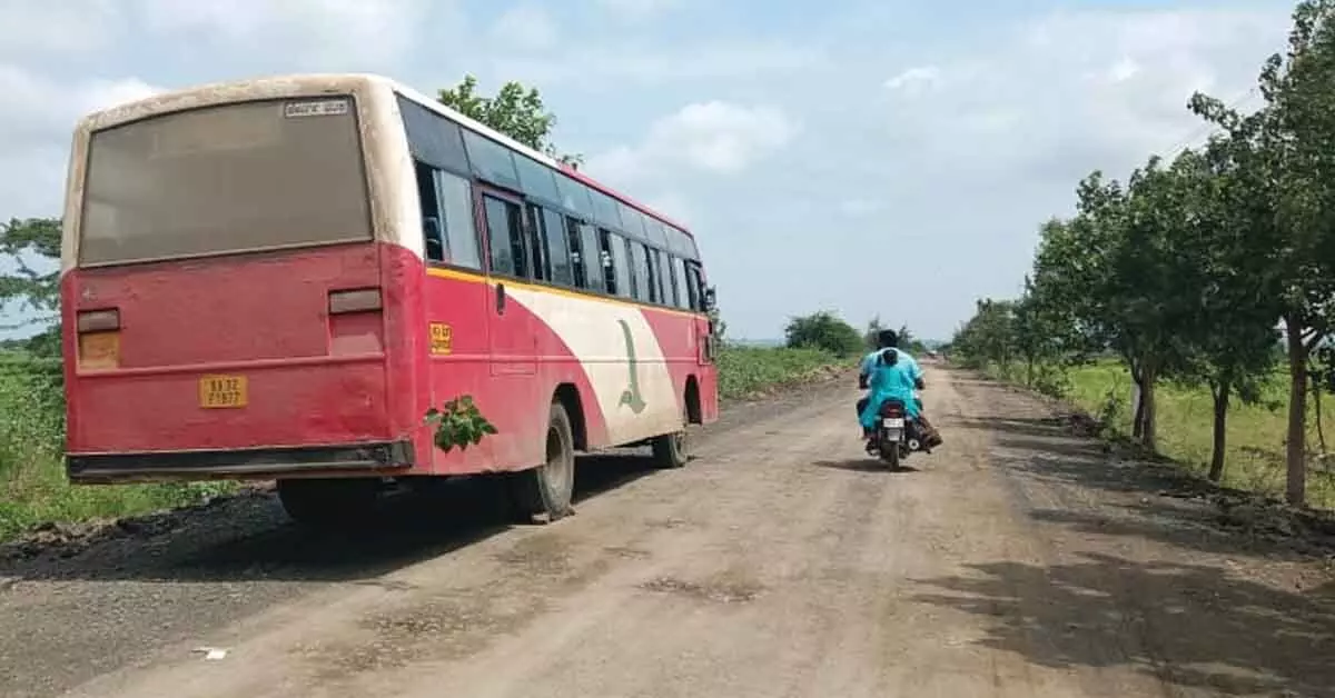 ಯಡ್ರಾಮಿ: ನಡು ದಾರಿಯಲ್ಲೇ ಕೈಕೊಡುತ್ತಿರುವ ಬಸ್ಗಳು ಯಡ್ರಾಮಿ: ನಡು ದಾರಿಯಲ್ಲೇ ಕೈಕೊಡುತ್ತಿರುವ ಬಸ್ಗಳು