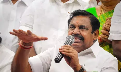 AIADMK ಬಿಕ್ಕಟ್ಟು ಉಲ್ಬಣ | ಬಂಡೆದ್ದ ನಾಯಕರನ್ನು ಪಕ್ಷದ ಹುದ್ದೆಗಳಿಂದ ಕಿತ್ತೆಸೆದ ಪಳನಿಸ್ವಾಮಿ