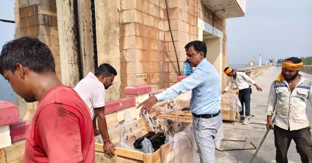 Vijayanagara | ವಾರ್ತಾಭಾರತಿ ವರದಿ ಫಲಶ್ರುತಿ : ತುಂಗಭದ್ರಾ ಜಲಾಶಯದ ಗೇಟ್ಗಳಿಗೆ ಹೊಸ ಚೈನ್ ಲಿಂಕ್ ಅಳವಡಿಕೆ ಆರಂಭ Vijayanagara | ವಾರ್ತಾಭಾರತಿ ವರದಿ ಫಲಶ್ರುತಿ : ತುಂಗಭದ್ರಾ ಜಲಾಶಯದ ಗೇಟ್ಗಳಿಗೆ ಹೊಸ ಚೈನ್ ಲಿಂಕ್ ಅಳವಡಿಕೆ ಆರಂಭ