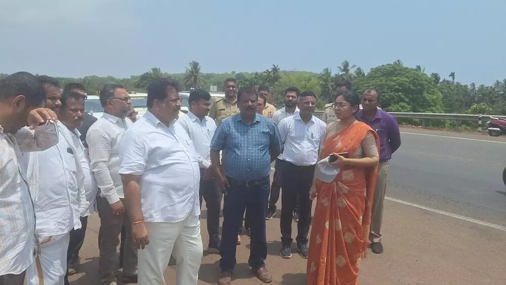 ಮಳೆಗಾಲಕ್ಕೂ ಮುನ್ನ ಭಟ್ಕಳ ಹೆದ್ದಾರಿ ಕಾಮಗಾರಿ ಪರಿಶೀಲನೆ: ನೀರು ಹರಿವಿಗೆ ಸಮರ್ಪಕ ವ್ಯವಸ್ಥೆ ಇಲ್ಲ ಎಂದ ಸಾರ್ವಜನಿಕರು ಮಳೆಗಾಲಕ್ಕೂ ಮುನ್ನ ಭಟ್ಕಳ ಹೆದ್ದಾರಿ ಕಾಮಗಾರಿ ಪರಿಶೀಲನೆ: ನೀರು ಹರಿವಿಗೆ ಸಮರ್ಪಕ ವ್ಯವಸ್ಥೆ ಇಲ್ಲ ಎಂದ ಸಾರ್ವಜನಿಕರು