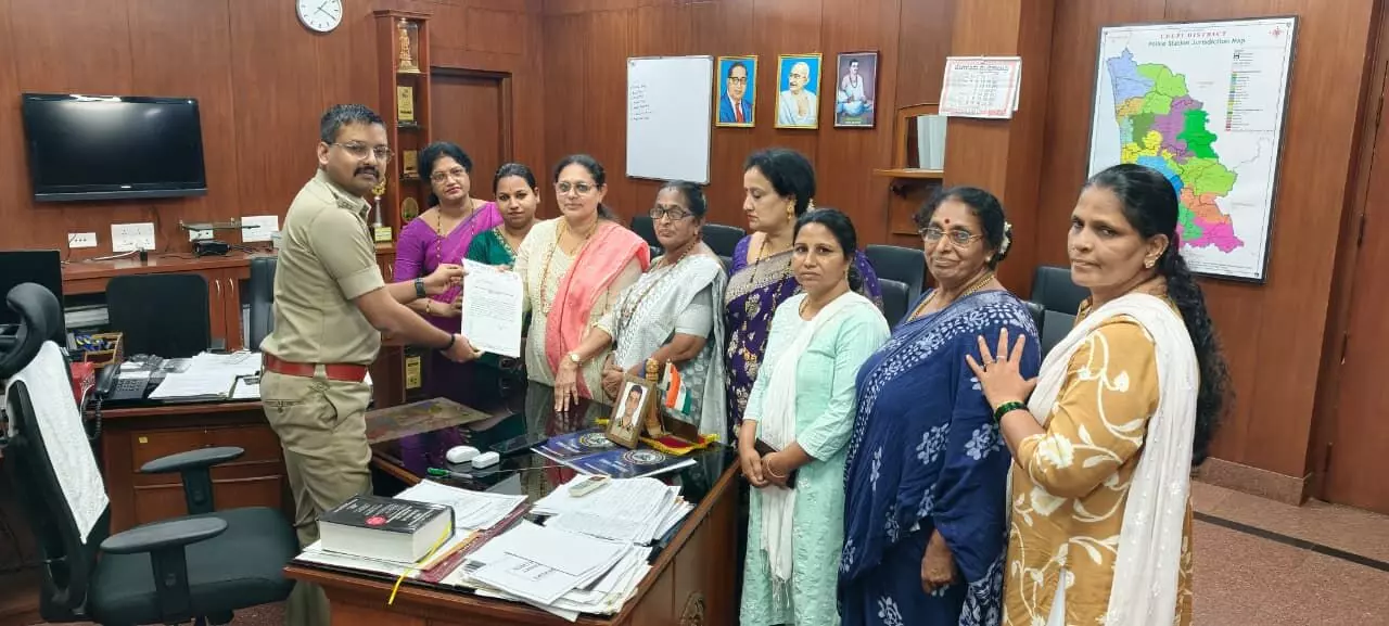 ಇಂದಿರಾಗಾಂಧಿ ವಿರುದ್ಧ ಸುಳ್ಳು ಸುದ್ದಿ ಪೋಸ್ಟ್: ಶಾಸಕ ಸುನಿಲ್ ವಿರುದ್ಧ ಪ್ರಕರಣ ದಾಖಲಿಸಲು ಮಹಿಳಾ ಕಾಂಗ್ರೆಸ್ ಆಗ್ರಹ ಇಂದಿರಾಗಾಂಧಿ ವಿರುದ್ಧ ಸುಳ್ಳು ಸುದ್ದಿ ಪೋಸ್ಟ್: ಶಾಸಕ ಸುನಿಲ್ ವಿರುದ್ಧ ಪ್ರಕರಣ ದಾಖಲಿಸಲು ಮಹಿಳಾ ಕಾಂಗ್ರೆಸ್ ಆಗ್ರಹ