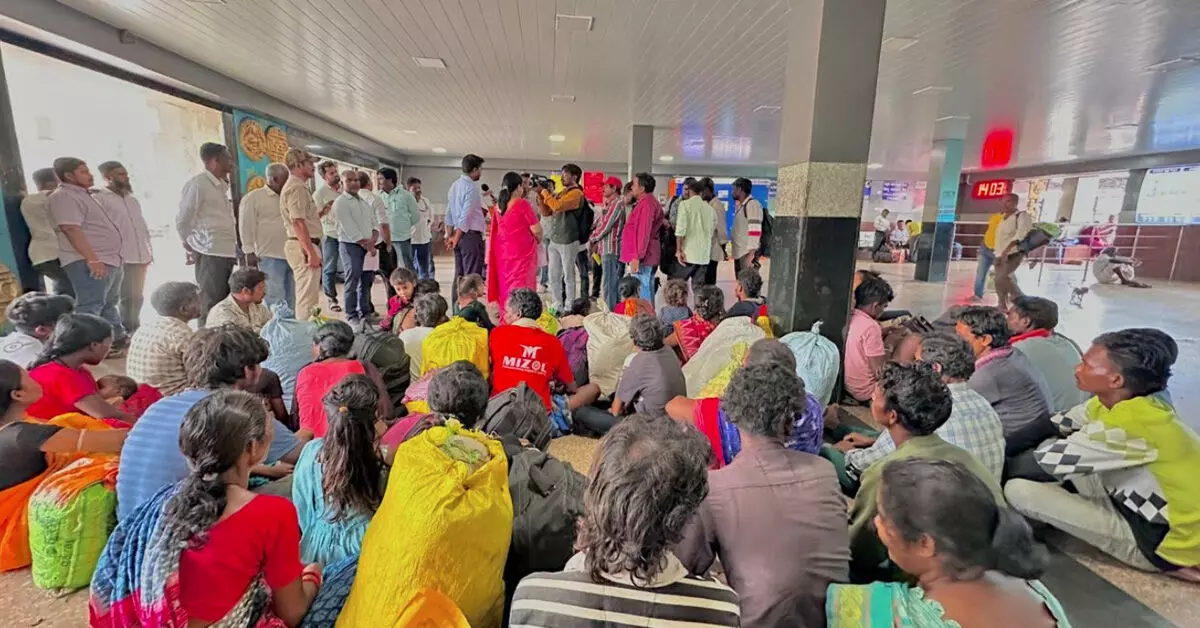 Vijayanagara | ಜೀತ ಪದ್ಧತಿಯಲ್ಲಿ ಸಿಲುಕಿದ್ದ ಒಡಿಶಾ ಮೂಲದ 37 ಕಾರ್ಮಿಕರ ರಕ್ಷಣೆ Vijayanagara | ಜೀತ ಪದ್ಧತಿಯಲ್ಲಿ ಸಿಲುಕಿದ್ದ ಒಡಿಶಾ ಮೂಲದ 37 ಕಾರ್ಮಿಕರ ರಕ್ಷಣೆ