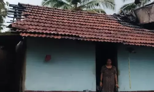 ವಾಲ್ಪಾಡಿಯಲ್ಲಿ ಮನೆ ಮೇಲೆ ಬಿದ್ದ ಮರ: ಮಹಿಳೆಗೆ ಗಾಯ