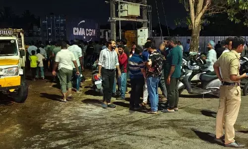 ಉಳ್ಳಾಲ| ರಸ್ತೆಯಲ್ಲಿ ಮೀನಿನ ಎಣ್ಣೆ ಸೋರಿಕೆ: ಜಾರಿ ಬಿದ್ದ ದ್ವಿಚಕ್ರ ವಾಹನ ಸವಾರರು; ಕ್ಯಾಂಟರ್ ತಡೆದು ಸ್ಥಳೀಯರಿಂದ ಪ್ರತಿಭಟನೆ