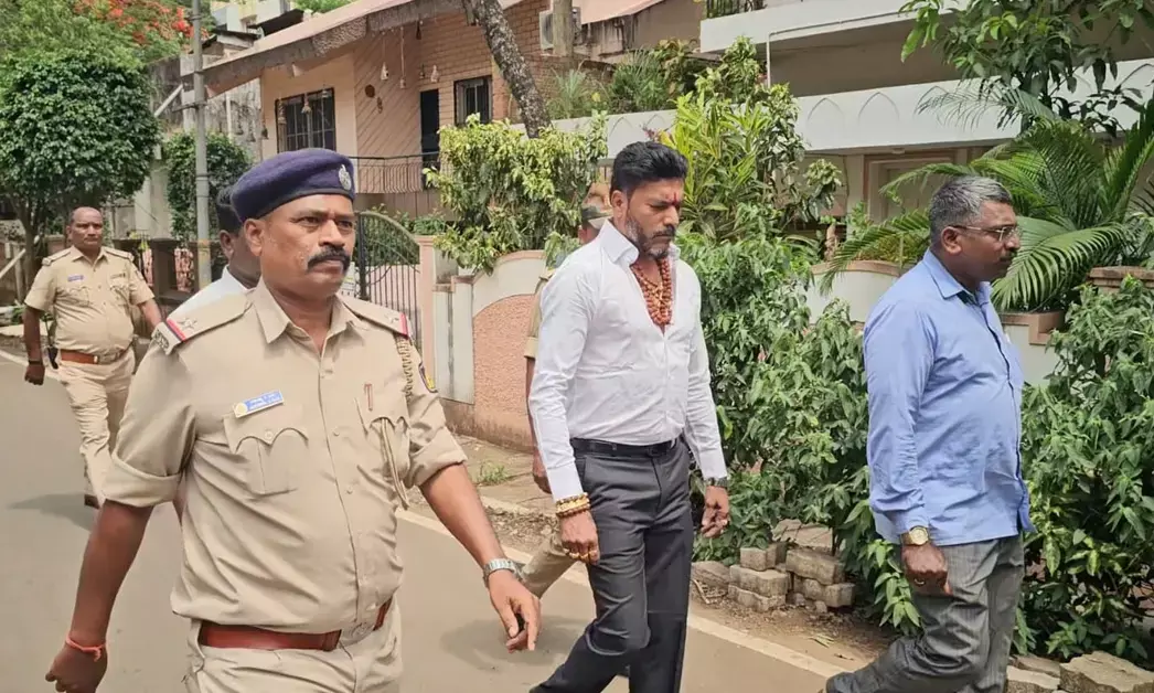 Belagavi | ಆರ್‌ಬಿಐ ನಿಯಮ ಉಲ್ಲಂಘನೆ ಆರೋಪ : ಶಿವಂ ಅಸೋಸಿಯೇಟ್ಸ್ ಮಾಲಕ ಶಿವಾನಂದ ನೀಲಣ್ಣವರ ವಶಕ್ಕೆ