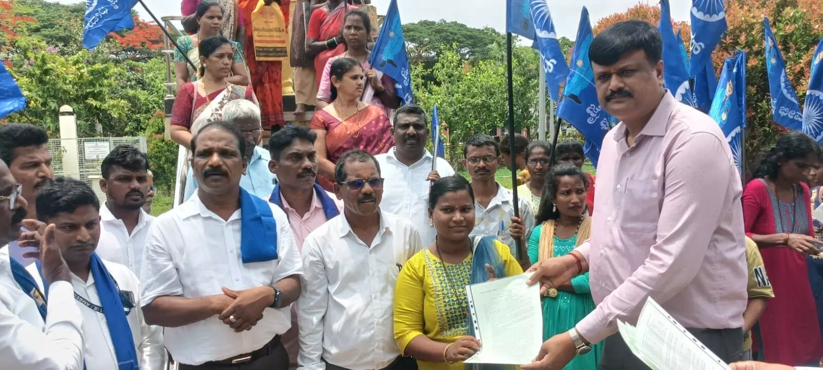 ಕೊರ್ಗಿ: ಡಿಸಿ ಮನ್ನಾ ಭೂಮಿಯಲ್ಲಿ ದಲಿತ ಕುಟುಂಬಗಳಿಗೆ ಹಕ್ಕುಪತ್ರ ವಿತರಣೆ ಕೊರ್ಗಿ: ಡಿಸಿ ಮನ್ನಾ ಭೂಮಿಯಲ್ಲಿ ದಲಿತ ಕುಟುಂಬಗಳಿಗೆ ಹಕ್ಕುಪತ್ರ ವಿತರಣೆ