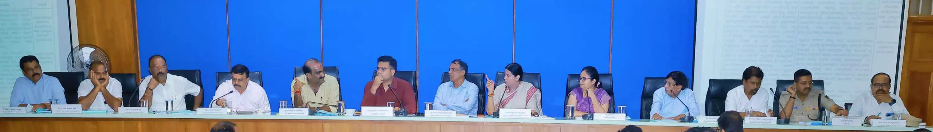 ಮಳೆಗಾಲದಲ್ಲಿ ಜೀವಹಾನಿಯಾಗದಂತೆ ಅಗತ್ಯ ಮುನ್ನೆಚ್ಚರಿಕೆ ಕೈಗೊಳ್ಳಿ: ಕೆಡಿಪಿ ಸಭೆಯಲ್ಲಿ ಅಧಿಕಾರಿಗಳಿಗೆ ಸೂಚಿಸಿದ ಸಚಿವೆ ಲಕ್ಷ್ಮೀ ಹೆಬ್ಬಾಳ್ಕರ್ ಮಳೆಗಾಲದಲ್ಲಿ ಜೀವಹಾನಿಯಾಗದಂತೆ ಅಗತ್ಯ ಮುನ್ನೆಚ್ಚರಿಕೆ ಕೈಗೊಳ್ಳಿ: ಕೆಡಿಪಿ ಸಭೆಯಲ್ಲಿ ಅಧಿಕಾರಿಗಳಿಗೆ ಸೂಚಿಸಿದ ಸಚಿವೆ ಲಕ್ಷ್ಮೀ ಹೆಬ್ಬಾಳ್ಕರ್