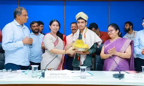 ಟಾಪರ್ ವಿದ್ಯಾರ್ಥಿಗಳನ್ನು ಸನ್ಮಾನಿಸಿದ ಉಸ್ತುವಾರಿ ಸಚಿವೆ  ಲಕ್ಷ್ಮೀ ಹೆಬ್ಬಾಳಕರ್