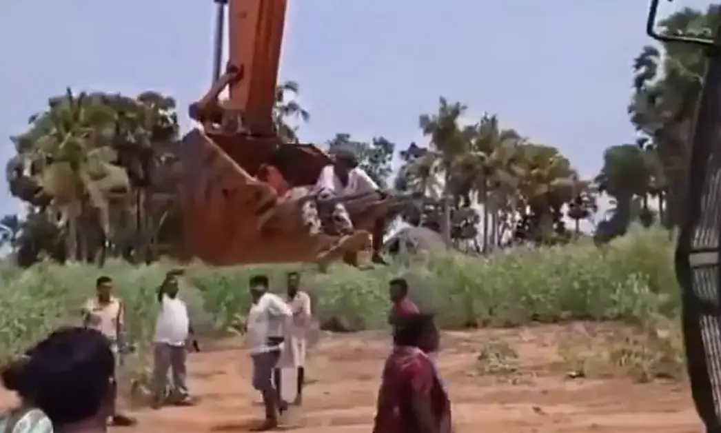 ಭೋಗಪುರಂ ಏರ್‌ಪೋರ್ಟ್ ಜಾಗಕ್ಕೆ ಅಧಿಕ ಪರಿಹಾರಕ್ಕಾಗಿ ಧರಣಿ | ಜೆಸಿಬಿ ಬಕೆಟ್‌ನಲ್ಲಿ ಕುಳಿತಿದ್ದ ಹಿರಿಯರನ್ನು ಯಂತ್ರದ ಮೂಲಕವೇ ಸ್ಥಳಾಂತರಿಸಿದ ಆಪರೇಟರ್‌!; ವಿಡಿಯೊ ವೈರಲ್