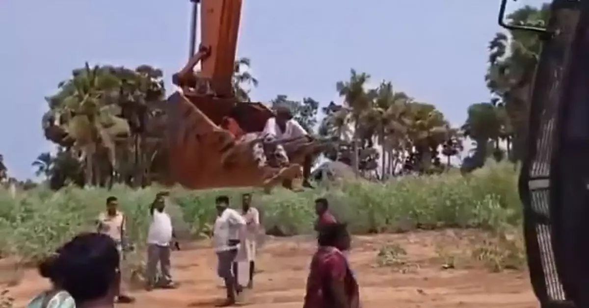 ಭೋಗಪುರಂ ಏರ್ಪೋರ್ಟ್ ಜಾಗಕ್ಕೆ ಅಧಿಕ ಪರಿಹಾರಕ್ಕಾಗಿ ಧರಣಿ | ಜೆಸಿಬಿ ಬಕೆಟ್ನಲ್ಲಿ ಕುಳಿತಿದ್ದ ಹಿರಿಯರನ್ನು ಯಂತ್ರದ ಮೂಲಕವೇ ಸ್ಥಳಾಂತರಿಸಿದ ಆಪರೇಟರ್!; ವಿಡಿಯೊ ವೈರಲ್ ಭೋಗಪುರಂ ಏರ್ಪೋರ್ಟ್ ಜಾಗಕ್ಕೆ ಅಧಿಕ ಪರಿಹಾರಕ್ಕಾಗಿ ಧರಣಿ | ಜೆಸಿಬಿ ಬಕೆಟ್ನಲ್ಲಿ ಕುಳಿತಿದ್ದ ಹಿರಿಯರನ್ನು ಯಂತ್ರದ ಮೂಲಕವೇ ಸ್ಥಳಾಂತರಿಸಿದ ಆಪರೇಟರ್!; ವಿಡಿಯೊ ವೈರಲ್