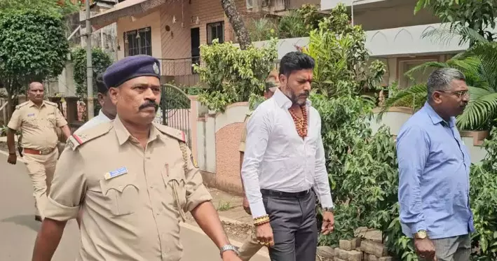 Belagavi | ಬಹುಕೋಟಿ ಹಣ ದುರುಪಯೋಗ ಪ್ರಕರಣ: ಶಿವಾನಂದ ನೀಲಣ್ಣವರ 10 ದಿನ ಸಿಐಡಿ ವಶಕ್ಕೆ Belagavi | ಬಹುಕೋಟಿ ಹಣ ದುರುಪಯೋಗ ಪ್ರಕರಣ: ಶಿವಾನಂದ ನೀಲಣ್ಣವರ 10 ದಿನ ಸಿಐಡಿ ವಶಕ್ಕೆ