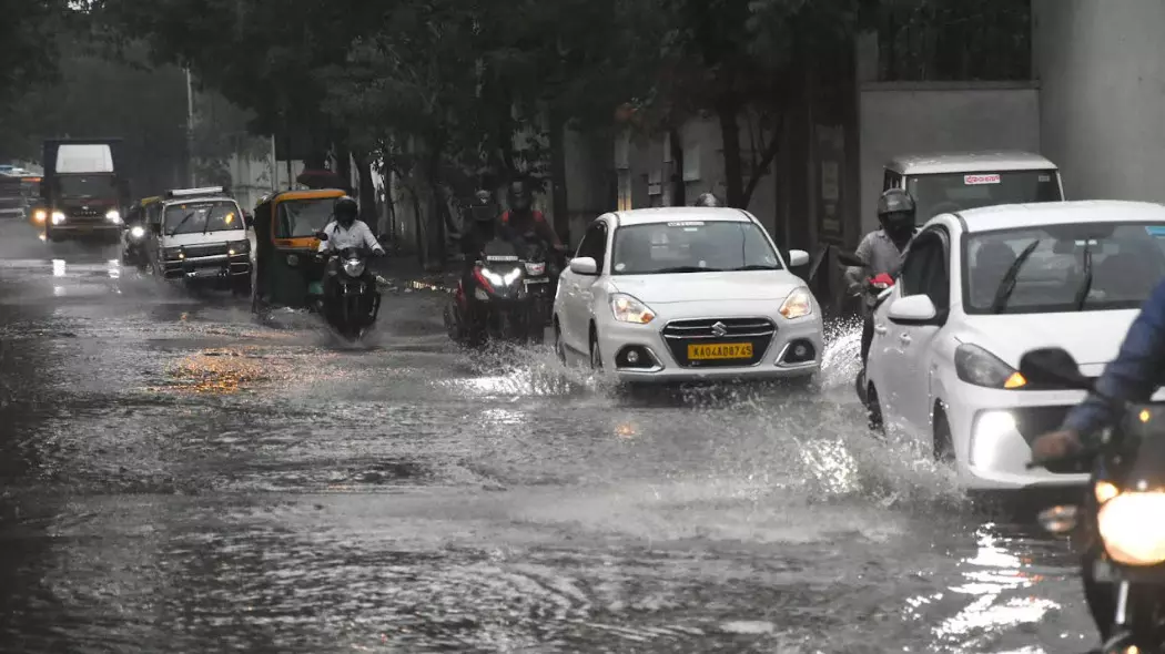 ಬೆಂಗಳೂರಿನ ಹಲವೆಡೆ ಧಾರಾಕಾರ ಮಳೆ, ಕರೆಯಂತಾದ ರಸ್ತೆಗಳು ಬೆಂಗಳೂರಿನ ಹಲವೆಡೆ ಧಾರಾಕಾರ ಮಳೆ, ಕರೆಯಂತಾದ ರಸ್ತೆಗಳು