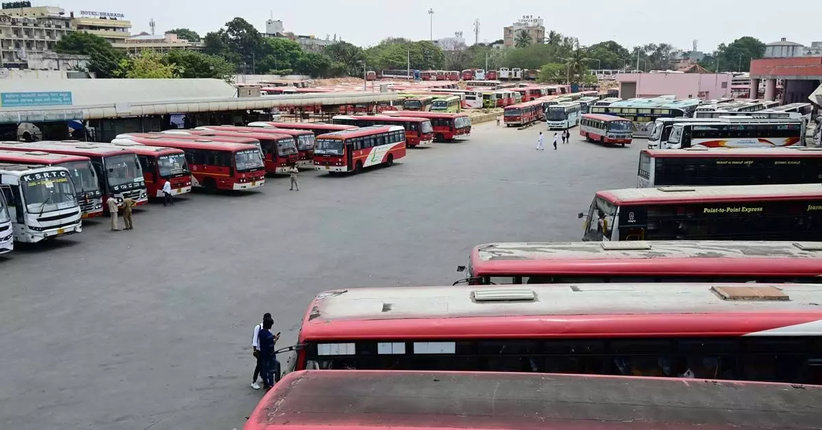 ಹೈಕೋರ್ಟ್ ಆದೇಶದ ಬೆನ್ನಲ್ಲೇ ‘ಸಾರಿಗೆ ಮುಷ್ಕರ’ ಹಿಂಪಡೆದ ಜಂಟಿ ಕ್ರಿಯಾ ಸಮಿತಿ ಹೈಕೋರ್ಟ್ ಆದೇಶದ ಬೆನ್ನಲ್ಲೇ ‘ಸಾರಿಗೆ ಮುಷ್ಕರ’ ಹಿಂಪಡೆದ ಜಂಟಿ ಕ್ರಿಯಾ ಸಮಿತಿ