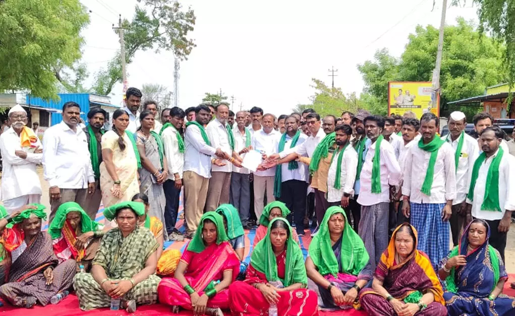 ಜೇವರ್ಗಿ| ಕಳಪೆ ನೀರಾವರಿ ಕಾಮಗಾರಿ ಆರೋಪ: ರೈತ ಸಂಘದಿಂದ ರಸ್ತೆ ತಡೆದು ಪ್ರತಿಭಟನೆ ಜೇವರ್ಗಿ| ಕಳಪೆ ನೀರಾವರಿ ಕಾಮಗಾರಿ ಆರೋಪ: ರೈತ ಸಂಘದಿಂದ ರಸ್ತೆ ತಡೆದು ಪ್ರತಿಭಟನೆ