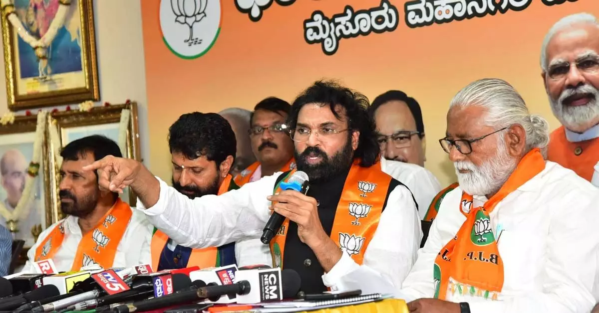 ಬಿಜೆಪಿ ಸರ್ಕಾರ ಹೆಚ್ಚಳ ಮಾಡಿದ್ದ ಎಸ್ಸಿ, ಎಸ್ಟಿಗಳ ಮೀಸಲಾತಿಯನ್ನು ಕಸಿದುಕೊಳ್ಳುವ ಕೆಲಸ ಕಾಂಗ್ರೆಸ್ ಮಾಡುತ್ತಿದೆ: ಶ್ರೀರಾಮುಲು ಆರೋಪ ಬಿಜೆಪಿ ಸರ್ಕಾರ ಹೆಚ್ಚಳ ಮಾಡಿದ್ದ ಎಸ್ಸಿ, ಎಸ್ಟಿಗಳ ಮೀಸಲಾತಿಯನ್ನು ಕಸಿದುಕೊಳ್ಳುವ ಕೆಲಸ ಕಾಂಗ್ರೆಸ್ ಮಾಡುತ್ತಿದೆ: ಶ್ರೀರಾಮುಲು ಆರೋಪ