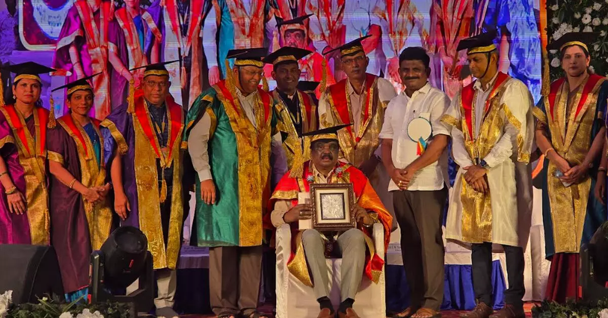 Vijayanagara | ತಂತ್ರಜ್ಞಾನ, ವ್ಯಾಪಾರ ದೇಶದ ಅಭಿವೃದ್ಧಿಯ ಎರಡು ಕಣ್ಣುಗಳು: ಉಪಕುಲಪತಿ ಡಾ. ಮುನಿರಾಜು Vijayanagara | ತಂತ್ರಜ್ಞಾನ, ವ್ಯಾಪಾರ ದೇಶದ ಅಭಿವೃದ್ಧಿಯ ಎರಡು ಕಣ್ಣುಗಳು: ಉಪಕುಲಪತಿ ಡಾ. ಮುನಿರಾಜು