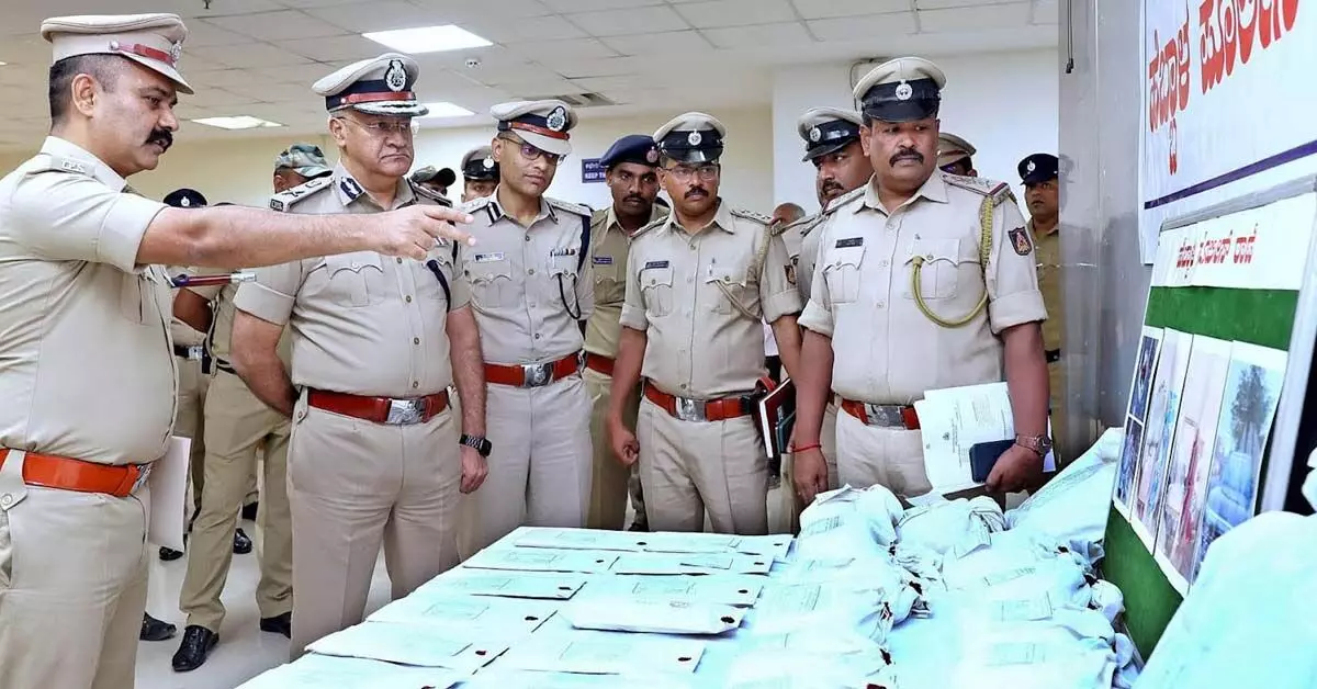 Bengaluru | ನಿಷೇಧಿತ ಮಾದಕ ವಸ್ತುಗಳ ಮಾರಾಟ: 35 ಕೋಟಿ ರೂ.ಮೌಲ್ಯದ ಮಾಲು ವಶ; ಎಂಟು ಮಂದಿಯ ಬಂಧನ Bengaluru | ನಿಷೇಧಿತ ಮಾದಕ ವಸ್ತುಗಳ ಮಾರಾಟ: 35 ಕೋಟಿ ರೂ.ಮೌಲ್ಯದ ಮಾಲು ವಶ; ಎಂಟು ಮಂದಿಯ ಬಂಧನ