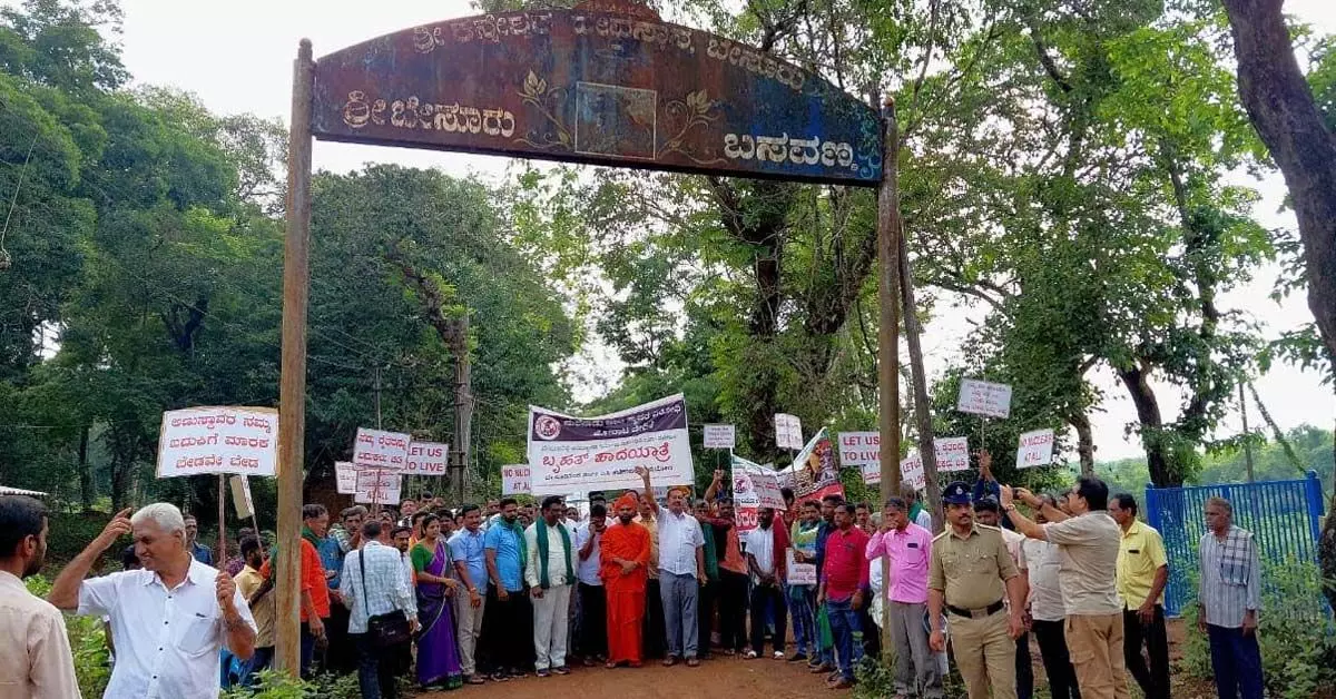 ಬೇಸೂರು ಅಣುಸ್ಥಾವರ ಯೋಜನೆ ವಿರುದ್ಧ ಭುಗಿಲೆದ್ದ ಜನಾಕ್ರೋಶ; ಸಾಗರದ ಎಸಿ ಕಚೇರಿವರೆಗೆ ಬೃಹತ್ ಪಾದಯಾತ್ರೆ ಬೇಸೂರು ಅಣುಸ್ಥಾವರ ಯೋಜನೆ ವಿರುದ್ಧ ಭುಗಿಲೆದ್ದ ಜನಾಕ್ರೋಶ; ಸಾಗರದ ಎಸಿ ಕಚೇರಿವರೆಗೆ ಬೃಹತ್ ಪಾದಯಾತ್ರೆ