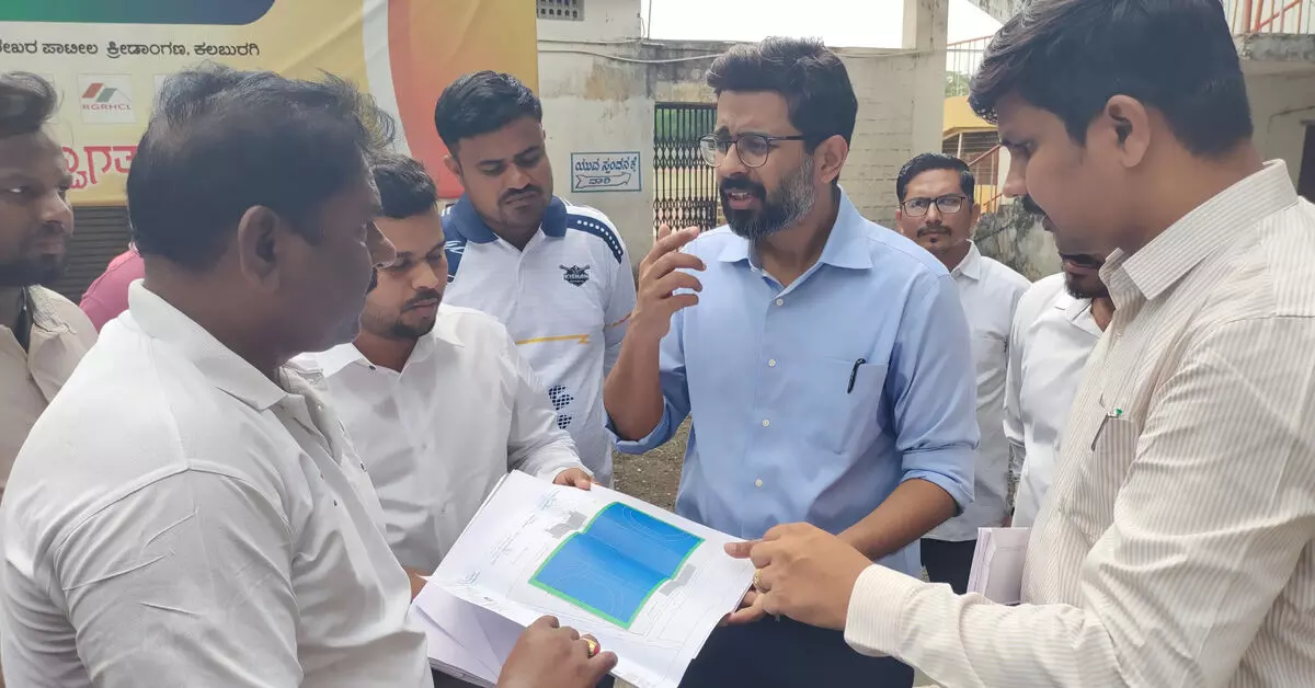 Kalaburagi | ಜಿಲ್ಲಾ ಕ್ರೀಡಾಂಗಣಕ್ಕೆ ಜಿಲ್ಲಾಧಿಕಾರಿ ಇಕ್ರಮ್ ಶರೀಫ್ ಭೇಟಿ Kalaburagi | ಜಿಲ್ಲಾ ಕ್ರೀಡಾಂಗಣಕ್ಕೆ ಜಿಲ್ಲಾಧಿಕಾರಿ ಇಕ್ರಮ್ ಶರೀಫ್ ಭೇಟಿ