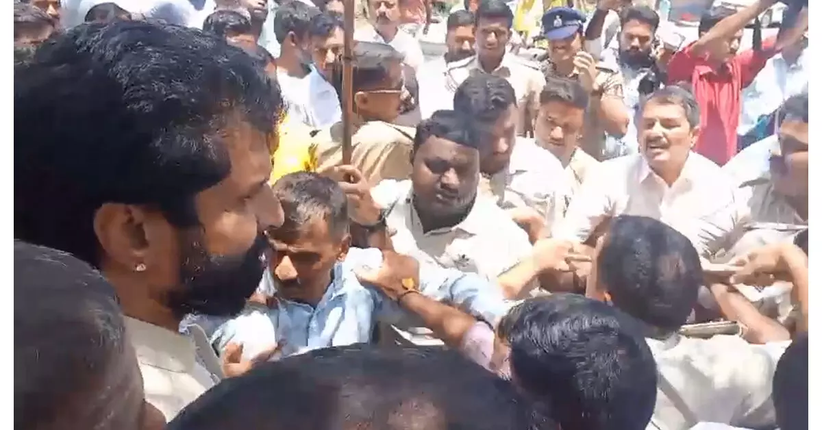 ಚಿಕ್ಕಮಗಳೂರು | ರಸ್ತೆ ಕಾಮಗಾರಿ ವೀಕ್ಷಣೆಗೆ ಆಗಮಿಸಿದ ಸಿ.ಟಿ.ರವಿಗೆ ಕಾಂಗ್ರೆಸ್ ಕಾರ್ಯಕರ್ತರ ಘೇರಾವ್ ಚಿಕ್ಕಮಗಳೂರು | ರಸ್ತೆ ಕಾಮಗಾರಿ ವೀಕ್ಷಣೆಗೆ ಆಗಮಿಸಿದ ಸಿ.ಟಿ.ರವಿಗೆ ಕಾಂಗ್ರೆಸ್ ಕಾರ್ಯಕರ್ತರ ಘೇರಾವ್