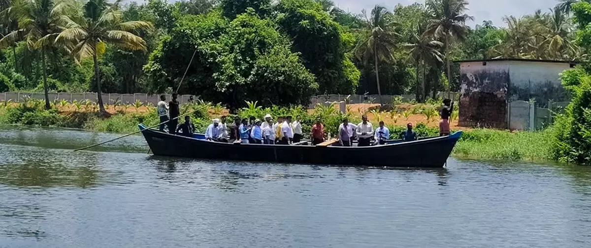 ನಾಗರಮಠ: ಅಕ್ರಮ ಮರಳುಗಾರಿಕೆಯ ಸ್ಥಳ ತನಿಖೆ ನಡೆಸಿದ ಲೋಕಾಯುಕ್ತ ನಿಯೋಜಿತ ಉನ್ನತಮಟ್ಟದ ತಜ್ಞರ ತಂಡ ನಾಗರಮಠ: ಅಕ್ರಮ ಮರಳುಗಾರಿಕೆಯ ಸ್ಥಳ ತನಿಖೆ ನಡೆಸಿದ ಲೋಕಾಯುಕ್ತ ನಿಯೋಜಿತ ಉನ್ನತಮಟ್ಟದ ತಜ್ಞರ ತಂಡ