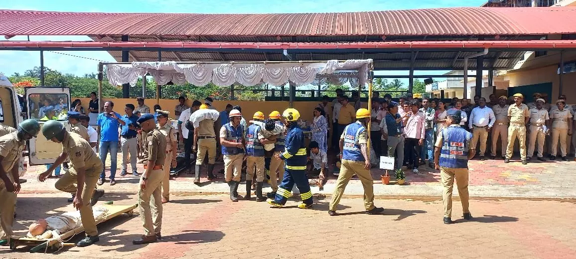 ಹಠಾತ್ ವಾಯು ದಾಳಿ; ತತ್ತರಿಸಿ ಮೂರ್ಛೆ ಬಿದ್ದ ವಿದ್ಯಾರ್ಥಿಗಳು: ತೆಂಕನಿಡಿಯೂರು ಕಾಲೇಜಿನಲ್ಲಿ ಅಣುಕು ಪ್ರದರ್ಶನ ಹಠಾತ್ ವಾಯು ದಾಳಿ; ತತ್ತರಿಸಿ ಮೂರ್ಛೆ ಬಿದ್ದ ವಿದ್ಯಾರ್ಥಿಗಳು: ತೆಂಕನಿಡಿಯೂರು ಕಾಲೇಜಿನಲ್ಲಿ ಅಣುಕು ಪ್ರದರ್ಶನ