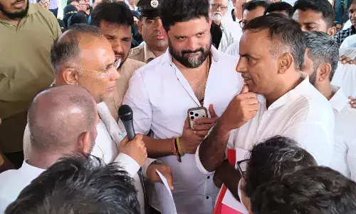 ಧರಣಿ ಮಂಟಪಕ್ಕೆ ಉಸ್ತುವಾರಿ ಸಚಿವ ಗುಂಡೂರಾವ್‌ ಭೇಟಿ: ಶೀಘ್ರ ಪರಿಹಾರ ಕಲ್ಪಿಸುವ ಭರವಸೆ