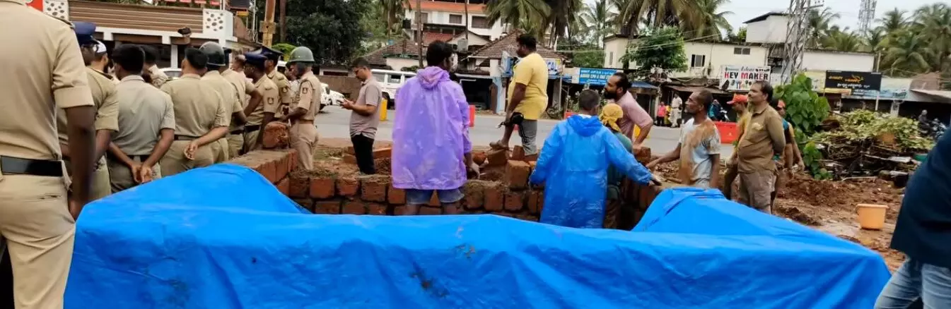 ಭಟ್ಕಳದಲ್ಲಿ ‘ಮುರಿನ್ ಕಟ್ಟೆ’ ವಿವಾದ: ಪೊಲೀಸ್ ಬಂದೋಬಸ್ತ್ ನಡುವೆ ಕಾಮಗಾರಿ; ತಂಝೀಮ್, ಸ್ಥಳೀಯರಿಂದ ಆಕ್ಷೇಪ ಭಟ್ಕಳದಲ್ಲಿ ‘ಮುರಿನ್ ಕಟ್ಟೆ’ ವಿವಾದ: ಪೊಲೀಸ್ ಬಂದೋಬಸ್ತ್ ನಡುವೆ ಕಾಮಗಾರಿ; ತಂಝೀಮ್, ಸ್ಥಳೀಯರಿಂದ ಆಕ್ಷೇಪ