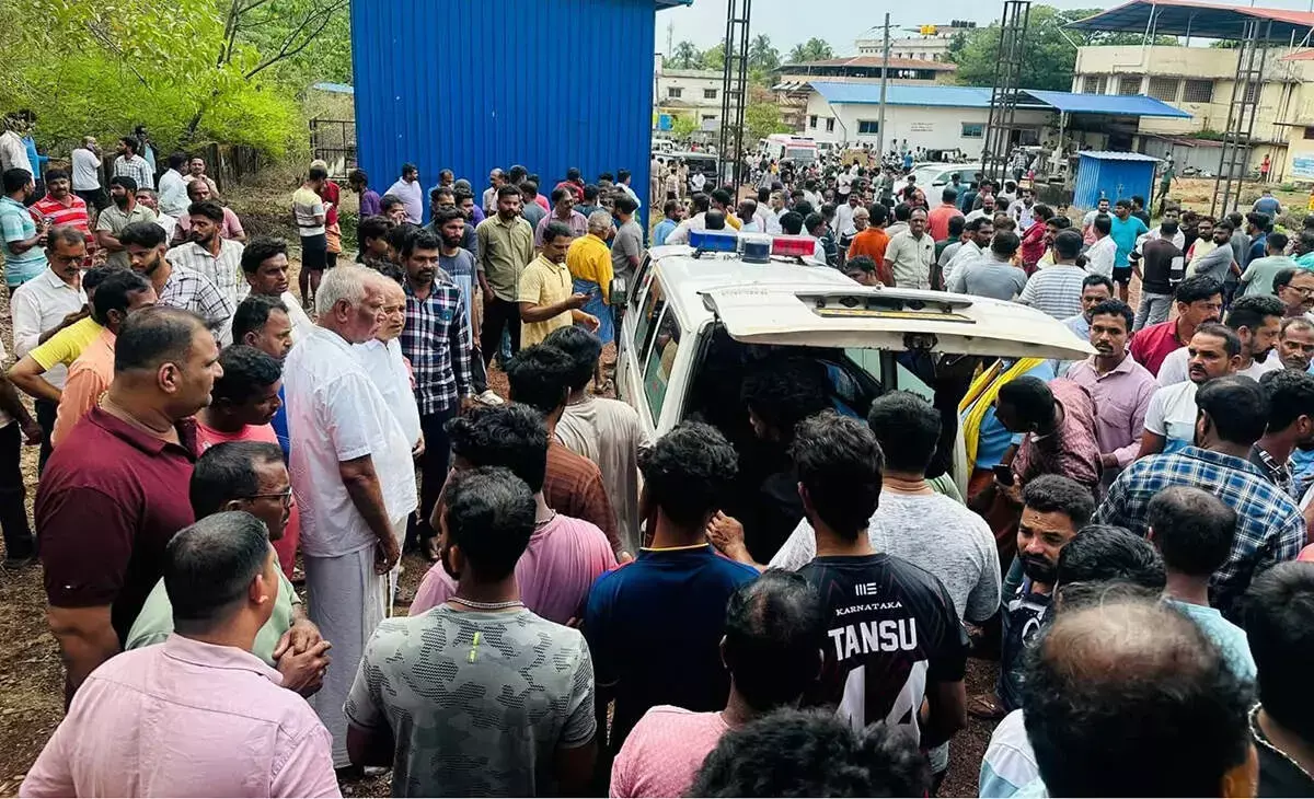 ಭಟ್ಕಳ : ಕಪ್ಪೆಚಿಪ್ಪು ಸಂಗ್ರಹಕ್ಕೆ ತೆರಳಿದ್ದವರು ನೀರುಪಾಲು; ಮೃತರ ಸಂಖ್ಯೆ 11ಕ್ಕೆ ಏರಿಕೆ ಭಟ್ಕಳ : ಕಪ್ಪೆಚಿಪ್ಪು ಸಂಗ್ರಹಕ್ಕೆ ತೆರಳಿದ್ದವರು ನೀರುಪಾಲು; ಮೃತರ ಸಂಖ್ಯೆ 11ಕ್ಕೆ ಏರಿಕೆ