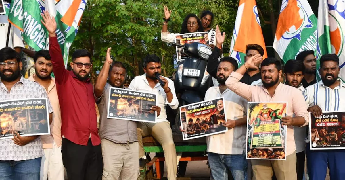 Bengaluru | ಕೇಂದ್ರ ಸರಕಾರದಿಂದ ಪೆಟ್ರೋಲ್, ಡೀಸೆಲ್ ಬೆಲೆ ಏರಿಕೆ: ಎತ್ತಿನ ಗಾಡಿಯಲ್ಲಿ ಕಾಂಗ್ರೆಸ್ ಪ್ರತಿಭಟನೆ Bengaluru | ಕೇಂದ್ರ ಸರಕಾರದಿಂದ ಪೆಟ್ರೋಲ್, ಡೀಸೆಲ್ ಬೆಲೆ ಏರಿಕೆ: ಎತ್ತಿನ ಗಾಡಿಯಲ್ಲಿ ಕಾಂಗ್ರೆಸ್ ಪ್ರತಿಭಟನೆ