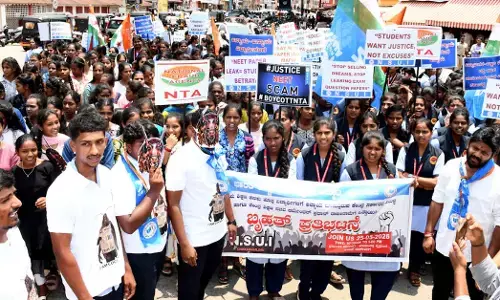 Chikkamagaluru | ನೀಟ್ ಪ್ರಶ್ನೆ ಪತ್ರಿಕೆ ಸೋರಿಕೆ ಖಂಡಿಸಿ ಎನ್.ಎಸ್.ಯು.ಐ. ಪ್ರತಿಭಟನೆ;  ʼಕಾಕ್ರೋಚ್ʼ ಚಿತ್ರವಿರುವ ಟೀ ಶರ್ಟ್‌ ಧರಿಸಿ ಆಕ್ರೋಶ