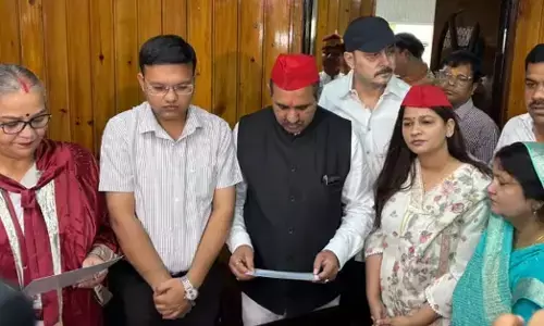 Uttar Pradesh | ಹೈಕೋರ್ಟ್ ಅಮಾನತು ನಡುವೆಯೇ SP ಸದಸ್ಯರಿಗೆ ಪ್ರಮಾಣ ವಚನ ಬೋಧಿಸಿದ ಲಕ್ನೊ ಮೇಯರ್!