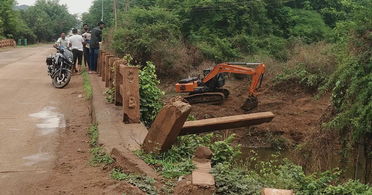 ಸೋಮಲಾಪುರ ಹಳ್ಳದಲ್ಲಿ ಹೂಳು ತೆರವು ಸೋಮಲಾಪುರ ಹಳ್ಳದಲ್ಲಿ ಹೂಳು ತೆರವು