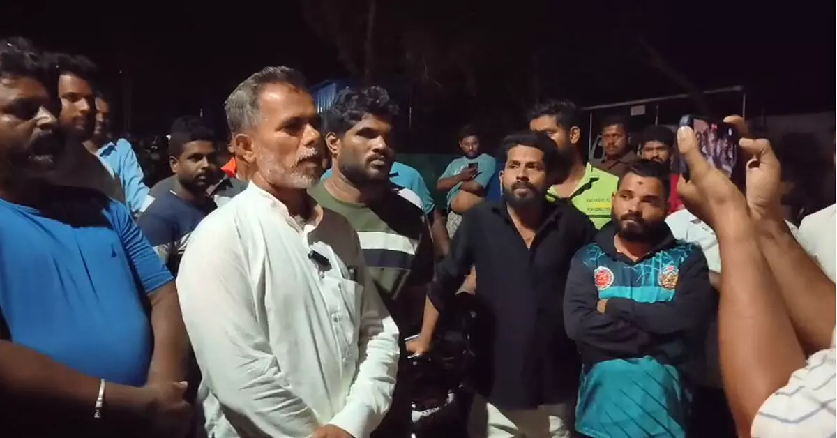 ಭಟ್ಕಳ ಮುರಿನಕಟ್ಟೆ ವಿವಾದ | ಪೊಲೀಸ್ ಠಾಣೆಯೆದುರು ಪ್ರತಿಭಟನೆ: 18 ಮಂದಿಯ ವಿರುದ್ಧ FIR ಭಟ್ಕಳ ಮುರಿನಕಟ್ಟೆ ವಿವಾದ | ಪೊಲೀಸ್ ಠಾಣೆಯೆದುರು ಪ್ರತಿಭಟನೆ: 18 ಮಂದಿಯ ವಿರುದ್ಧ FIR
