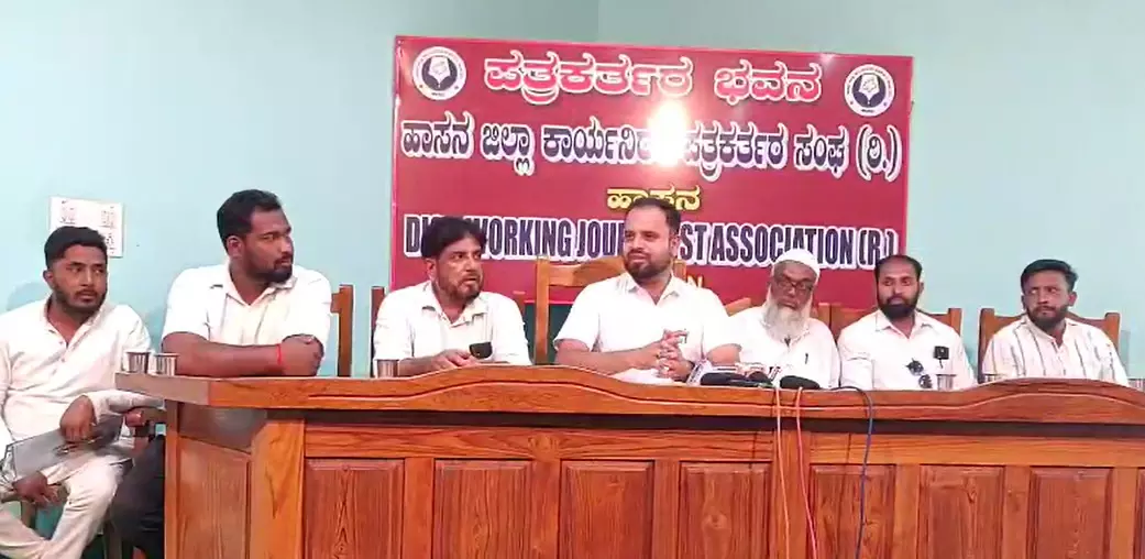 Hassan | ಬಕ್ರೀದ್ ಆಚರಣೆ- ಜಾನುವಾರುಗಳನ್ನು ವಧೆ ಮಾಡದಿರಲು ಮುಸ್ಲಿಂ ಒಕ್ಕೂಟ ತೀರ್ಮಾನ Hassan | ಬಕ್ರೀದ್ ಆಚರಣೆ- ಜಾನುವಾರುಗಳನ್ನು ವಧೆ ಮಾಡದಿರಲು ಮುಸ್ಲಿಂ ಒಕ್ಕೂಟ ತೀರ್ಮಾನ