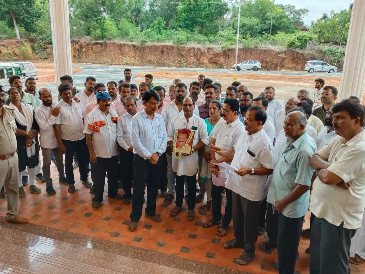 ಸಾರ್ವಜನಿಕರ ಕೆಲಸಗಳಿಗೆ ವಿಳಂಬ ಆರೋಪ: ಹೆಬ್ರಿ ತಾಲೂಕು ಕಚೇರಿ ಎದುರು ಸಾರ್ವಜನಿಕರ ಪ್ರತಿಭಟನೆ ಸಾರ್ವಜನಿಕರ ಕೆಲಸಗಳಿಗೆ ವಿಳಂಬ ಆರೋಪ: ಹೆಬ್ರಿ ತಾಲೂಕು ಕಚೇರಿ ಎದುರು ಸಾರ್ವಜನಿಕರ ಪ್ರತಿಭಟನೆ