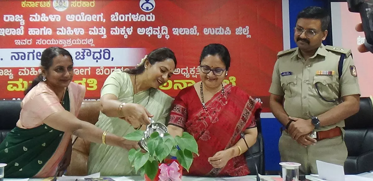 ಮಹಿಳೆಯರ ಸಮಸ್ಯೆಗಳಿಗೆ ಸ್ಪಂದಿಸಿ; ಆಂತರಿಕ ದೂರು ಸಮಿತಿ ಕಡ್ಡಾಯ: ಡಾ.ನಾಗಲಕ್ಷ್ಮಿ ಚೌಧರಿ ಮಹಿಳೆಯರ ಸಮಸ್ಯೆಗಳಿಗೆ ಸ್ಪಂದಿಸಿ; ಆಂತರಿಕ ದೂರು ಸಮಿತಿ ಕಡ್ಡಾಯ: ಡಾ.ನಾಗಲಕ್ಷ್ಮಿ ಚೌಧರಿ