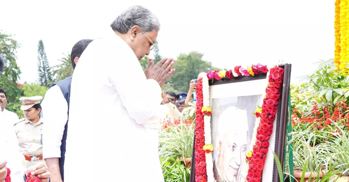 ನಾಳೆ ಎಲ್ಲ ಹೇಳ್ತೀನಿ : ದೆಹಲಿ ಭೇಟಿ ಕುರಿತು ಸಿದ್ದರಾಮಯ್ಯ ಪ್ರತಿಕ್ರಿಯೆ ನಾಳೆ ಎಲ್ಲ ಹೇಳ್ತೀನಿ : ದೆಹಲಿ ಭೇಟಿ ಕುರಿತು ಸಿದ್ದರಾಮಯ್ಯ ಪ್ರತಿಕ್ರಿಯೆ