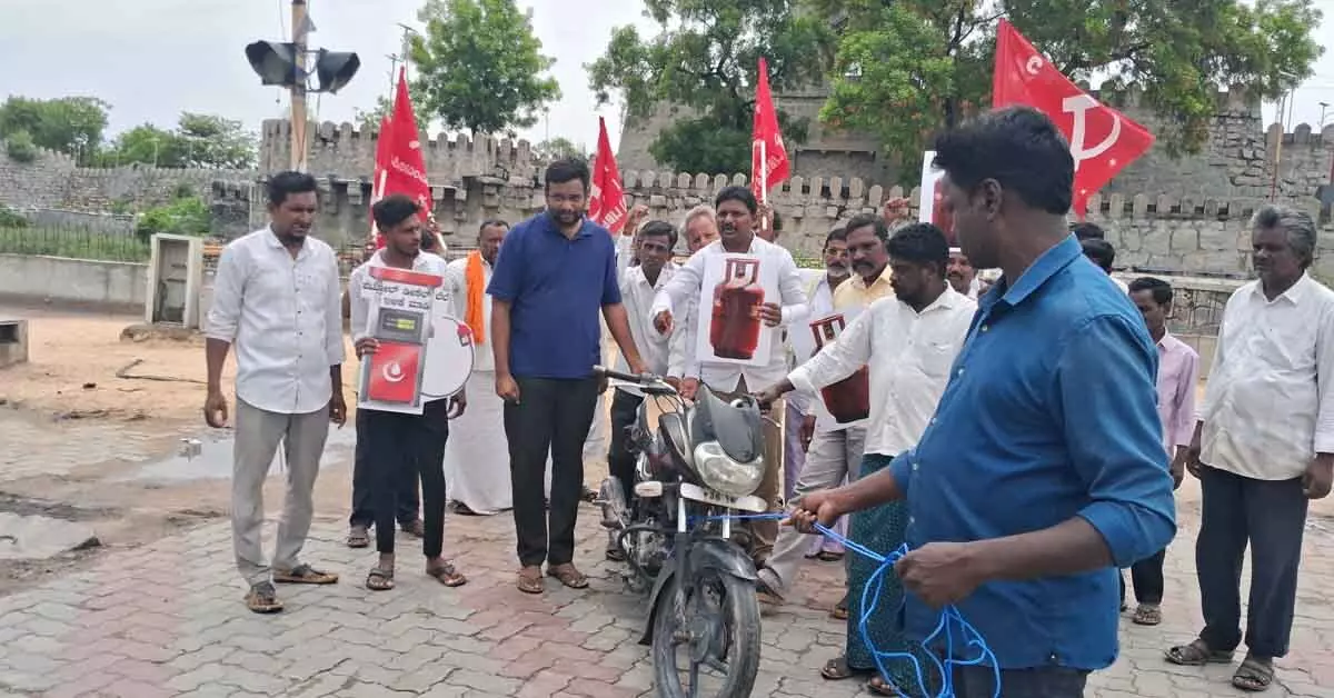 ಇಂಧನ ಬೆಲೆ ಏರಿಕೆ ಖಂಡಿಸಿ ಬೈಕ್ಗೆ ಹಗ್ಗ ಕಟ್ಟಿ ಎಳೆದು ವಿನೂತನ ಪ್ರತಿಭಟನೆ ಇಂಧನ ಬೆಲೆ ಏರಿಕೆ ಖಂಡಿಸಿ ಬೈಕ್ಗೆ ಹಗ್ಗ ಕಟ್ಟಿ ಎಳೆದು ವಿನೂತನ ಪ್ರತಿಭಟನೆ