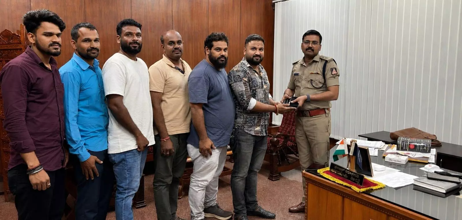 ಸೂಕ್ತ ದಾಖಲೆಗಳಿಲ್ಲದ ಮೊಬೈಲ್ಗಳು ಪೊಲೀಸ್ ಇಲಾಖೆಗೆ ಹಸ್ತಾಂತರ ಸೂಕ್ತ ದಾಖಲೆಗಳಿಲ್ಲದ ಮೊಬೈಲ್ಗಳು ಪೊಲೀಸ್ ಇಲಾಖೆಗೆ ಹಸ್ತಾಂತರ