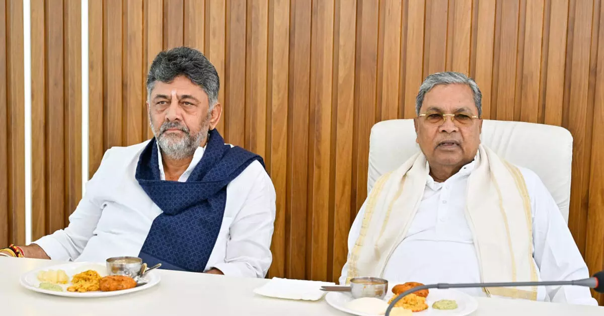 ಮಹತ್ವದ ಬ್ರೇಕ್ ಫಾಸ್ಟ್ ಮೀಟಿಂಗ್ ಆರಂಭ; ಇಂದೇ ಸಿಎಂ ಸ್ಥಾನಕ್ಕೆ ಸಿದ್ದರಾಮಯ್ಯ ರಾಜೀನಾಮೆ? ಮಹತ್ವದ ಬ್ರೇಕ್ ಫಾಸ್ಟ್ ಮೀಟಿಂಗ್ ಆರಂಭ; ಇಂದೇ ಸಿಎಂ ಸ್ಥಾನಕ್ಕೆ ಸಿದ್ದರಾಮಯ್ಯ ರಾಜೀನಾಮೆ?