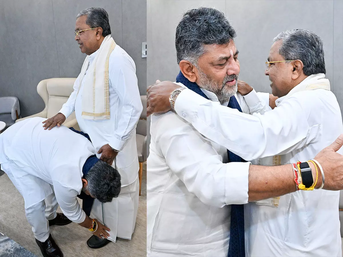 ಸಿಎಂ ಸಿದ್ದರಾಮಯ್ಯ ಅವರ ಕಾಲಿಗೆ ನಮಸ್ಕರಿಸಿ ಆಶೀರ್ವಾದ ಪಡೆದ ಡಿ.ಕೆ. ಶಿವಕುಮಾರ್ ಸಿಎಂ ಸಿದ್ದರಾಮಯ್ಯ ಅವರ ಕಾಲಿಗೆ ನಮಸ್ಕರಿಸಿ ಆಶೀರ್ವಾದ ಪಡೆದ ಡಿ.ಕೆ. ಶಿವಕುಮಾರ್