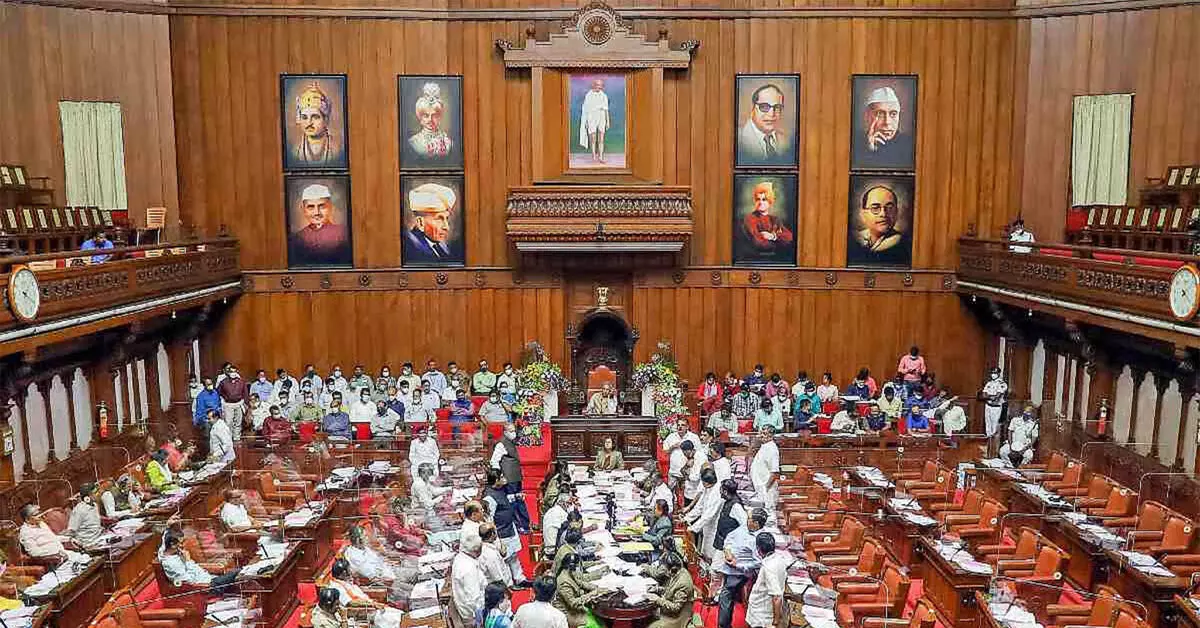 ಮೇಲ್ಮನೆಗಳ ಮೇಲೆ ಹಣದ ನೆರಳು ಮೇಲ್ಮನೆಗಳ ಮೇಲೆ ಹಣದ ನೆರಳು